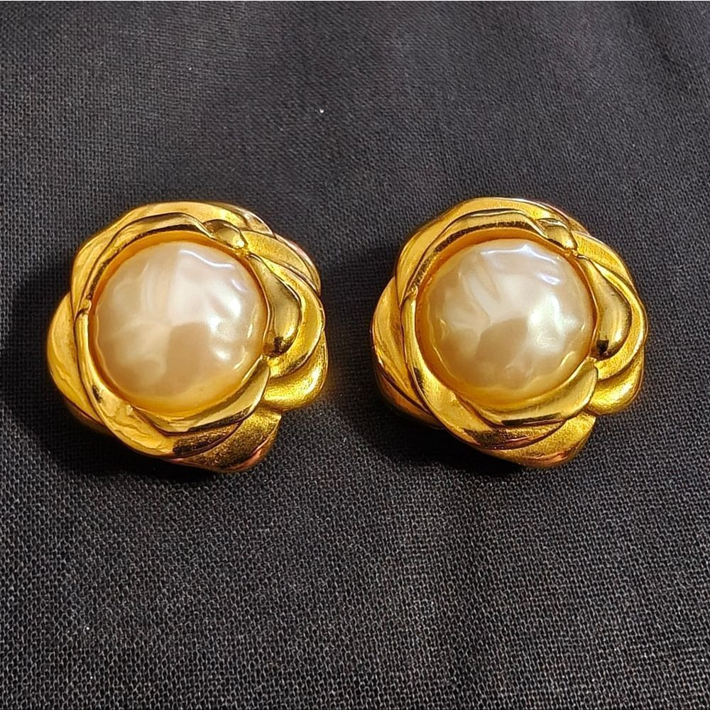 🐢 Vintage Givenchy Golden Floral With Pearl Center Clip On Earrings Rare!! - Picture 12 of 12